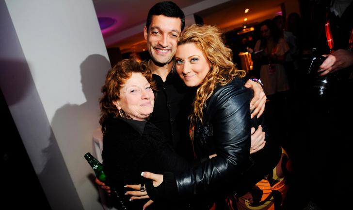 Sarah Dawn Finer gratuleras av sin bror Rennie Mirro och  mamma Francine Mirro-Finer i Melodifestivalen 2009.