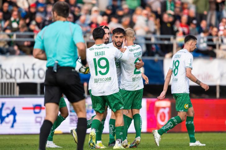 Hammarbys Montader Madjed klappas om efter sitt 2–2-mål.